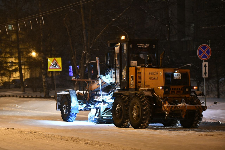 В Ярославле с последствиями снегопада борются 77 единиц техники и 110 дорожных рабочих