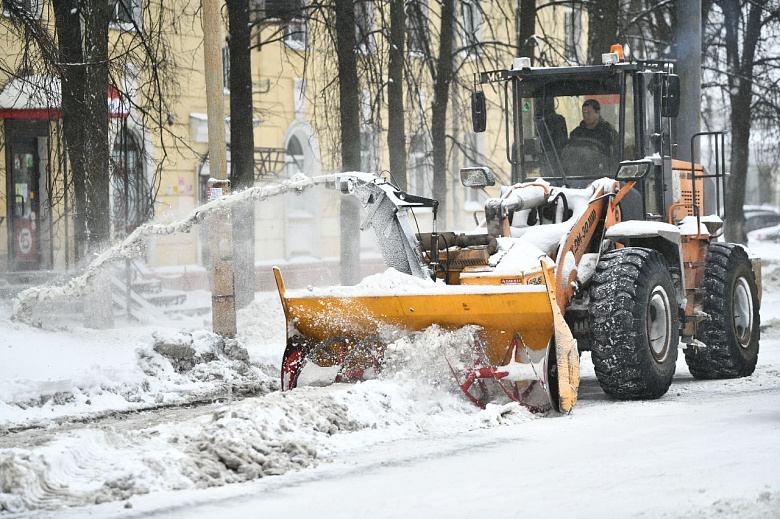 В Ярославле с последствиями снегопада борются 77 единиц техники и 110 дорожных рабочих