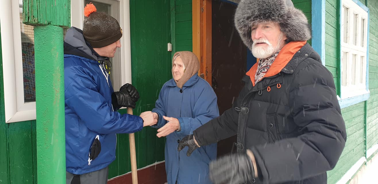 Ярославские волонтеры расчищают участки у домов ветеранов от завалов снега