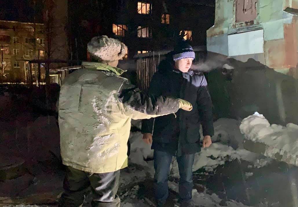 Ярославский депутат накормил горячим ужином рабочих, устраняющих последствия коммунальной аварии в Ростове