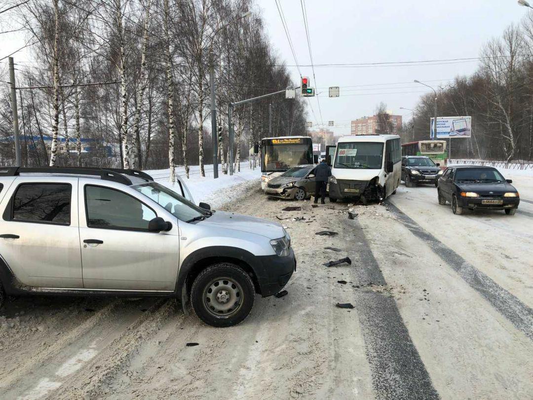 ДТП с участием двух легковушек, маршрутки и автобуса остановило движение из Дзержинского района