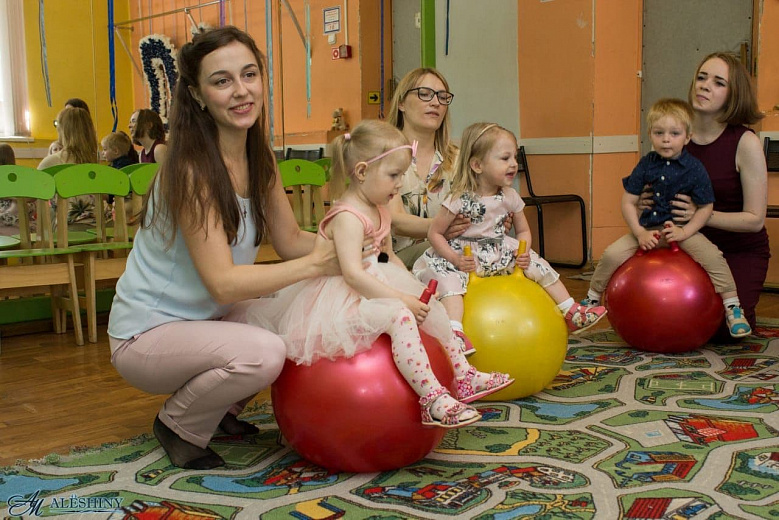 Молодых ярославских родителей учат позитивному воспитанию детей в специальном клубе