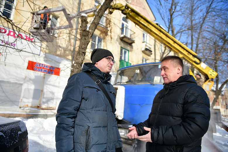 В Ярославле коммунальщики активно занимаются очисткой крыш от снега и льда