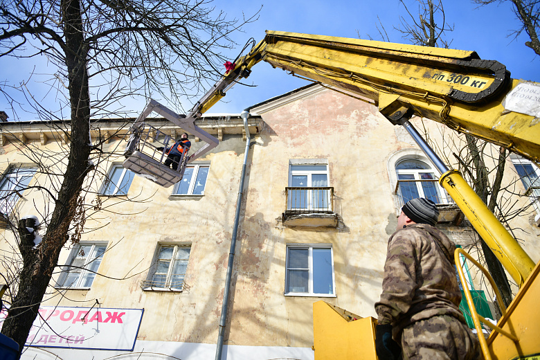 В Ярославле коммунальщики активно занимаются очисткой крыш от снега и льда