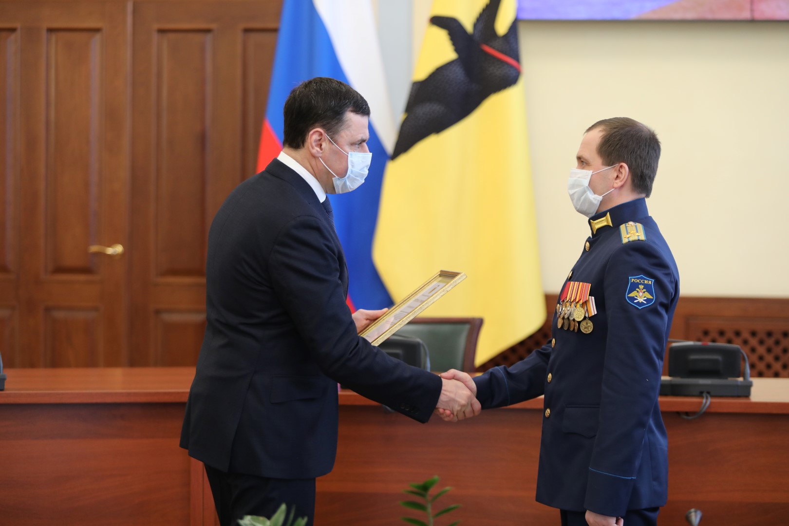 В преддверии Дня защитника Отечества Дмитрий Миронов наградил военнослужащих