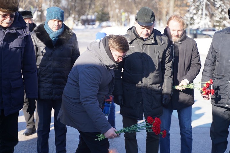 В День защитника Отечества депутаты областной Думы возложили цветы к Вечному огню