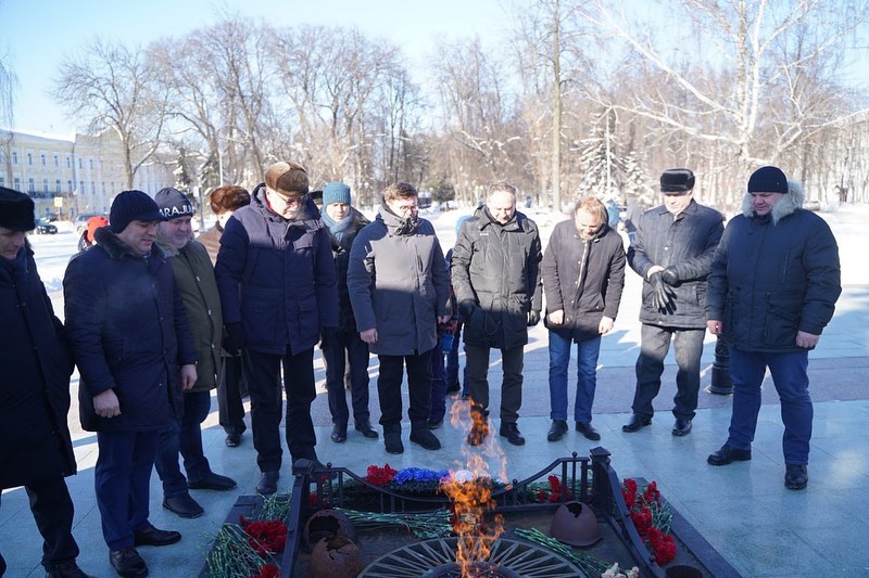 В День защитника Отечества депутаты областной Думы возложили цветы к Вечному огню