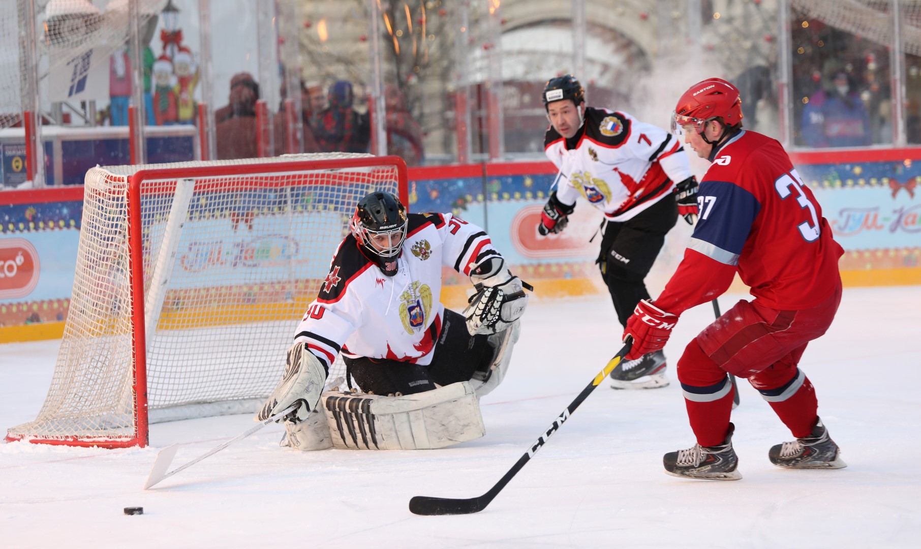 В праздничные выходные Дмитрий Миронов в Москве сыграл в хоккей с ветеранами «Локомотива»