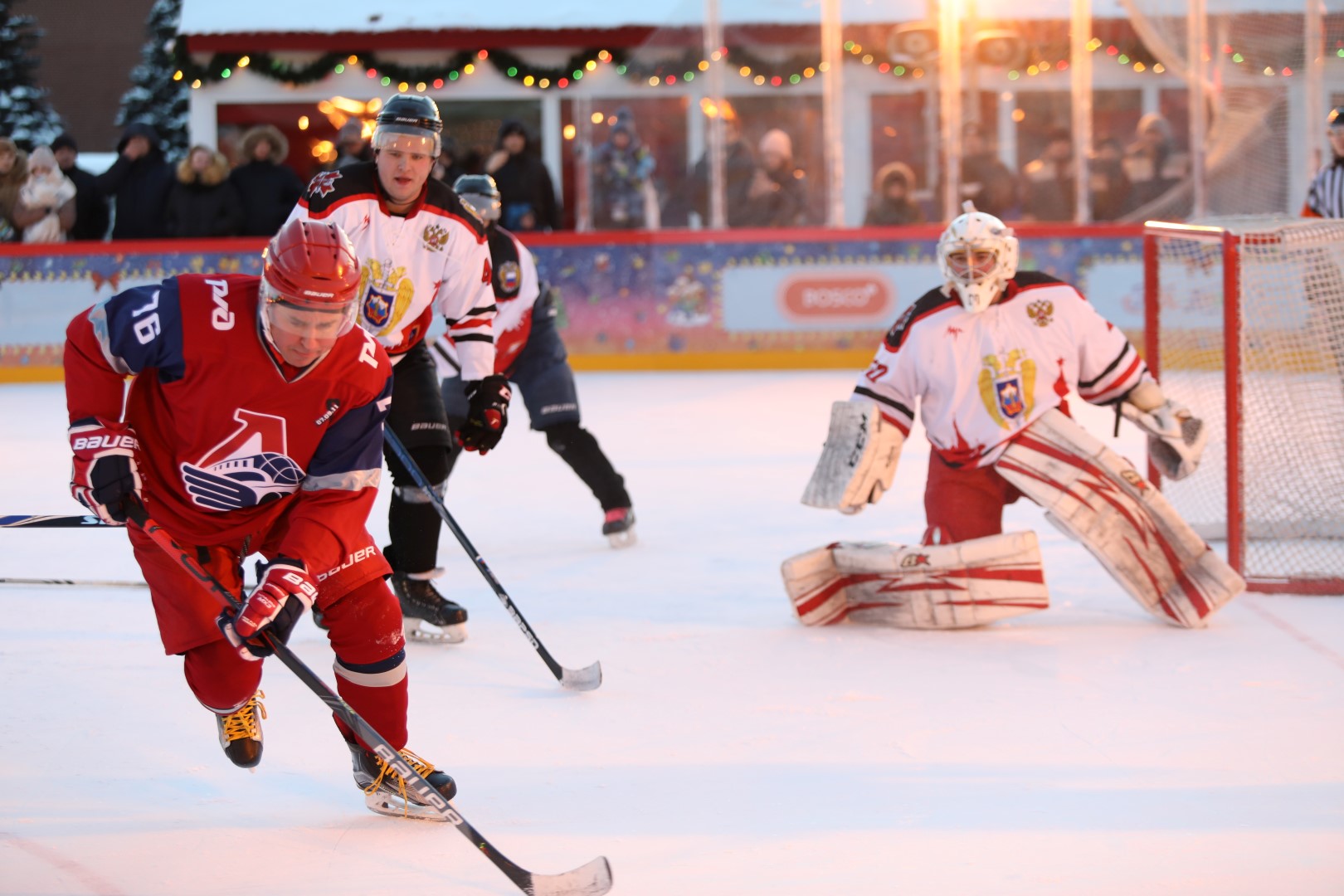 В праздничные выходные Дмитрий Миронов в Москве сыграл в хоккей с ветеранами «Локомотива»