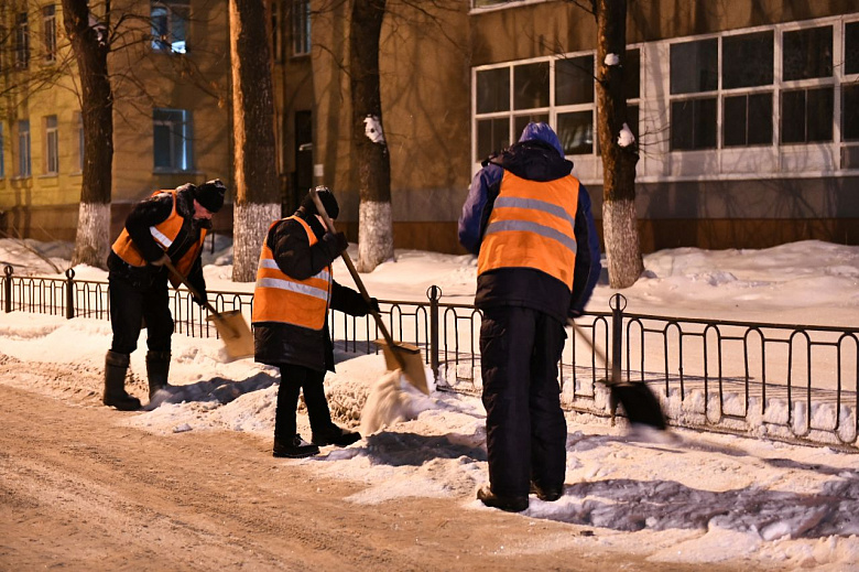 Дорожная техника и рабочие убирают улицы Ярославля от снега в круглосуточном режиме