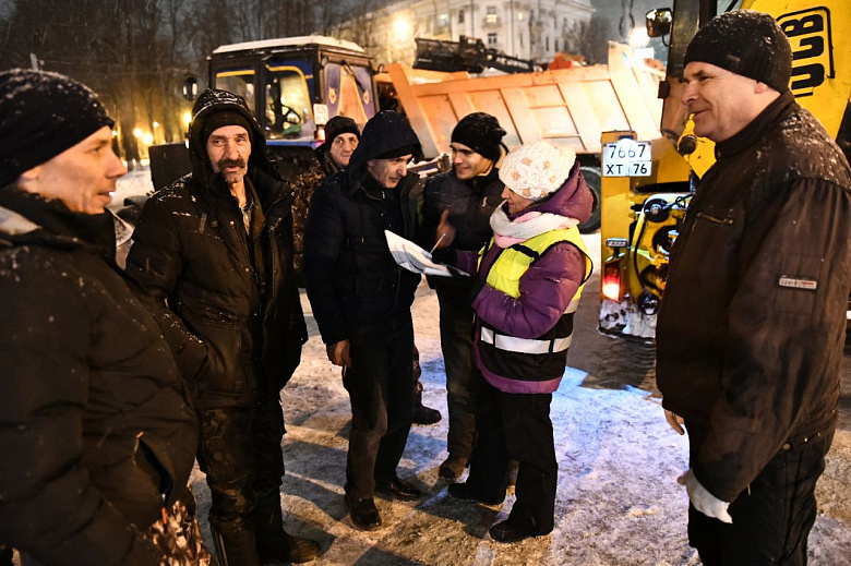 Дорожная техника и рабочие убирают улицы Ярославля от снега в круглосуточном режиме