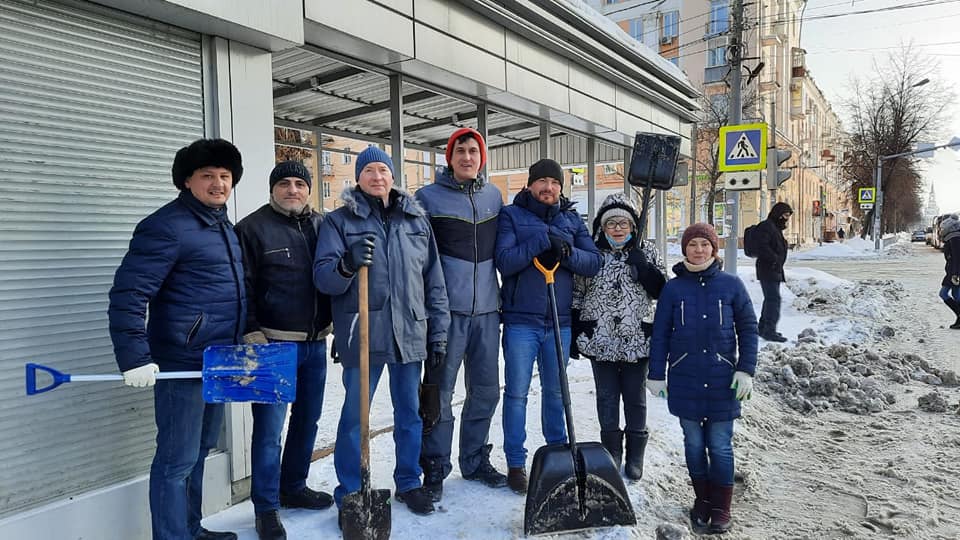 Волонтеры и депутаты очистили тротуары и остановки на улице Свободы от снега и льда