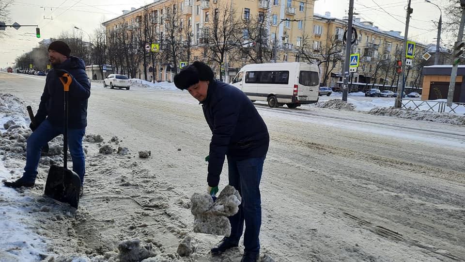 Волонтеры и депутаты очистили тротуары и остановки на улице Свободы от снега и льда