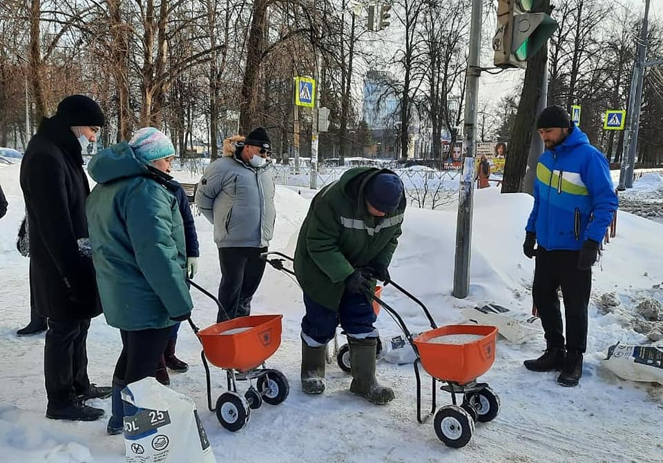Волонтеры и депутаты очистили тротуары и остановки на улице Свободы от снега и льда