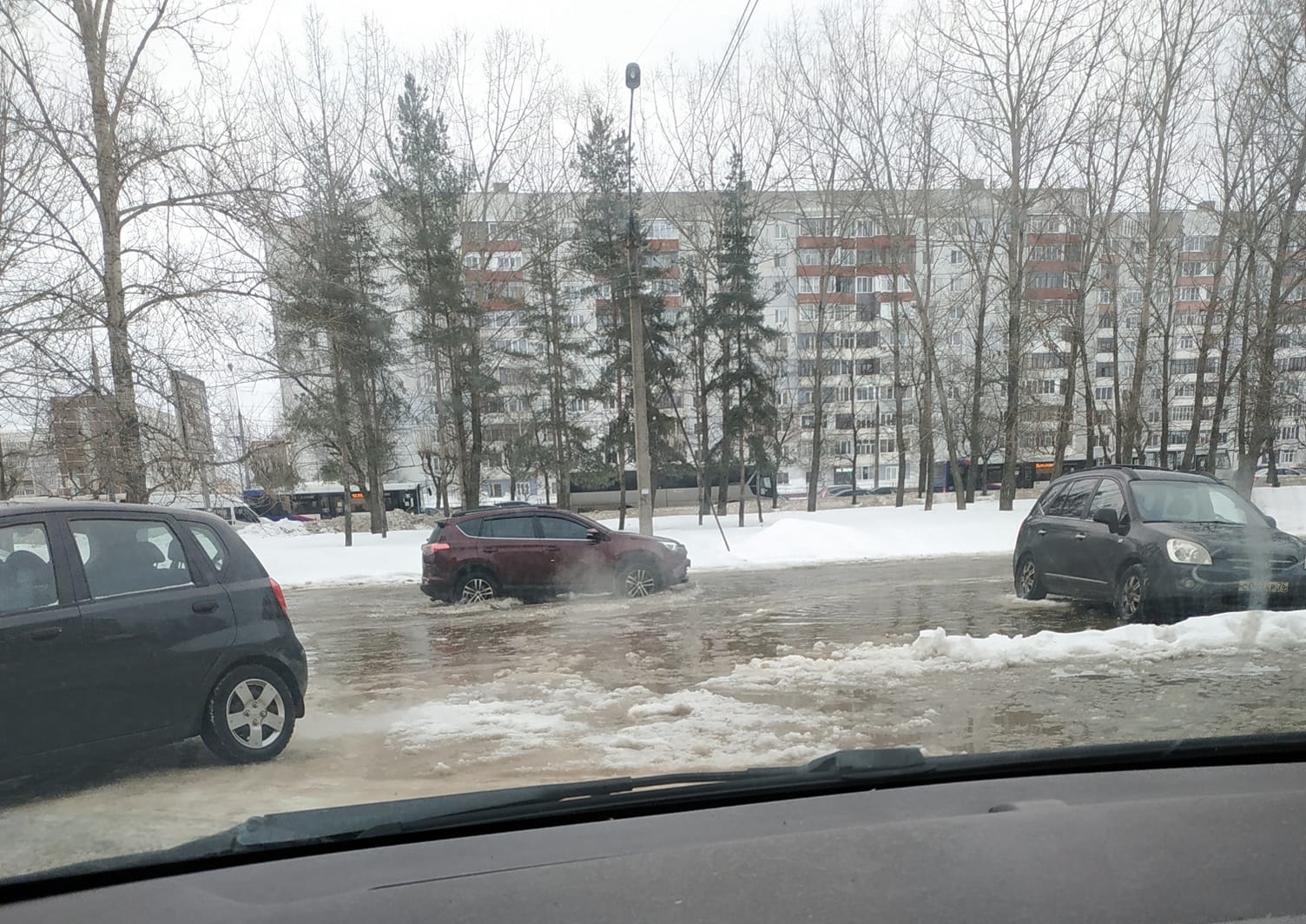 В Дзержинском районе Ярославле затопило дублер Ленинградского проспекта