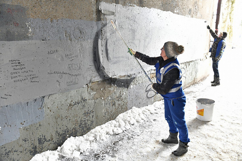 В Дзержинском районе Ярославля коммунальщики экстренно удалили со стены дома незаконные граффити