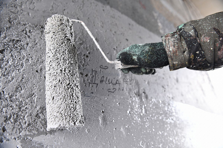 В Дзержинском районе Ярославля коммунальщики экстренно удалили со стены дома незаконные граффити