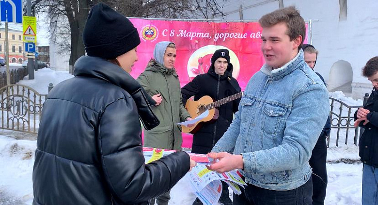 В Ярославле сотрудники ГИБДД останавливали автоледи и дарили им цветы