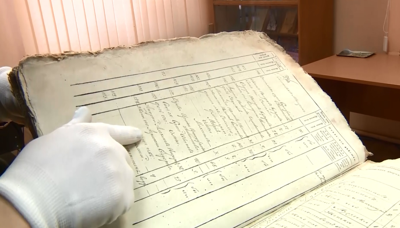 В ярославском областном хранилище сохранили документы с более чем 400-летней историей