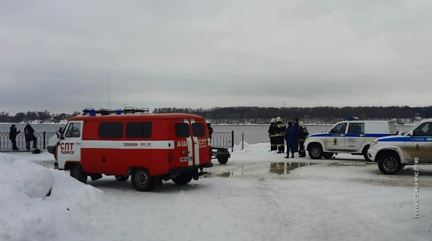 В Ярославской области на Волге рыбаков унесло от берега на отколовшейся льдине