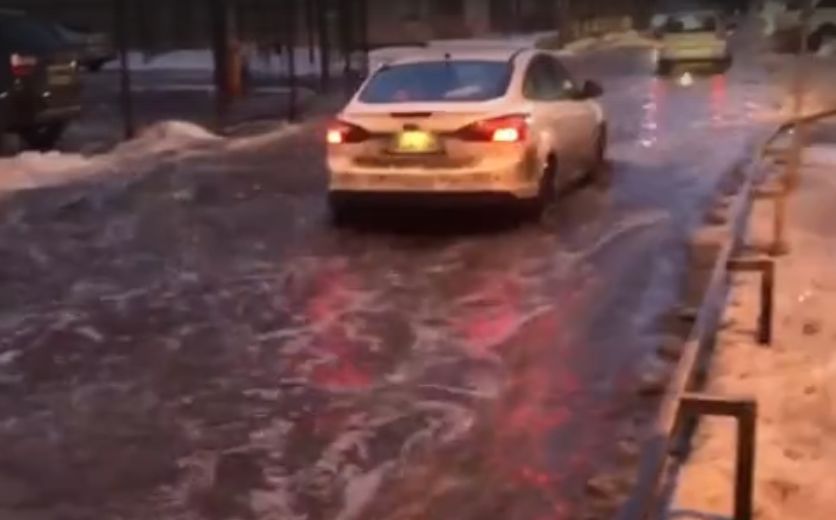 В сети появилось видео затопленной улицы Наумова в Ярославле