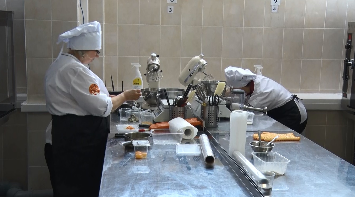 Аппетитные соревнования стартовали: в Ярославском колледже индустрии питания проходит Конкурс по стандартам «WorldSkills»