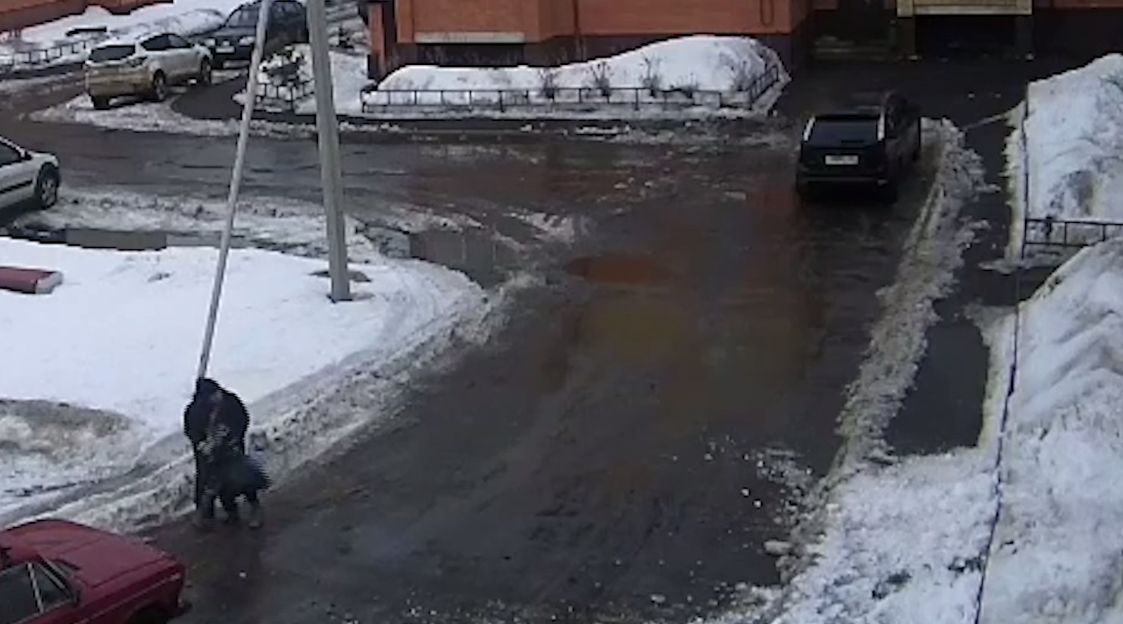 В сети появилось видео, как снег с крыши в Ярославле упал рядом с ребенком