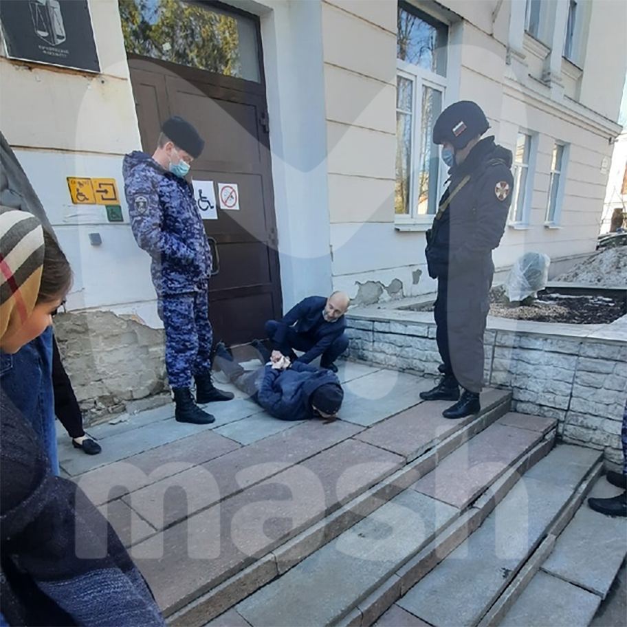 У корпуса ЯрГУ в Ярославле с ножом напали на студента