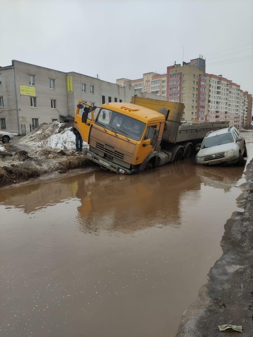 В глубокой луже за Волгой в Ярославле застряли грузовик и внедорожник |  Первый ярославский телеканал