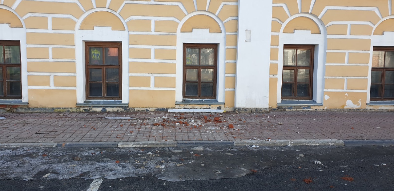 В центре Ярославля кирпичи с фасада здания упали на тротуар: что ответили власти