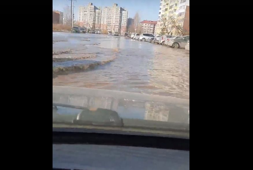 Улица в Заволжском районе Ярославля превратилась в реку
