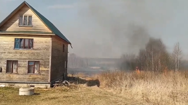 В Ярославской области пожарные спасли жителей села от пожара