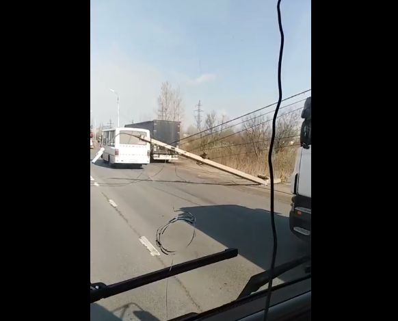 На окружной дороге Ярославля рухнул столб