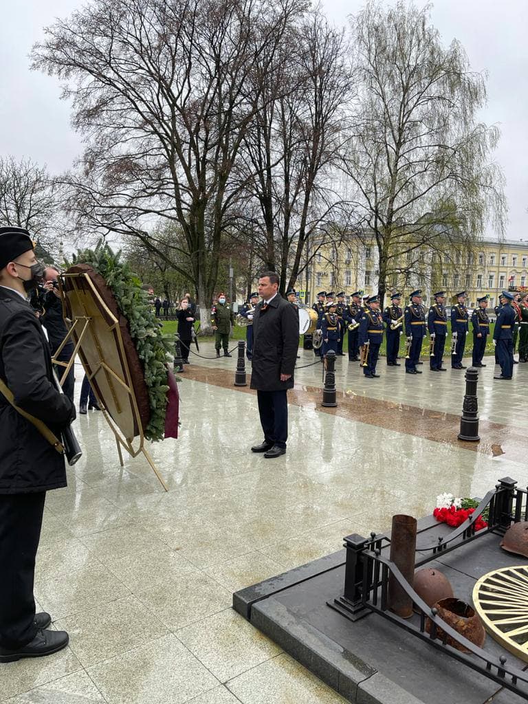 Дмитрий Миронов возложил цветы к Вечному огню и поздравил ярославцев с Днем Победы