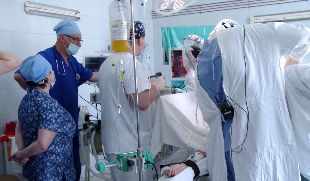 В Ярославле лучшие хирурги страны проводят в прямом эфире сложнейшие операции