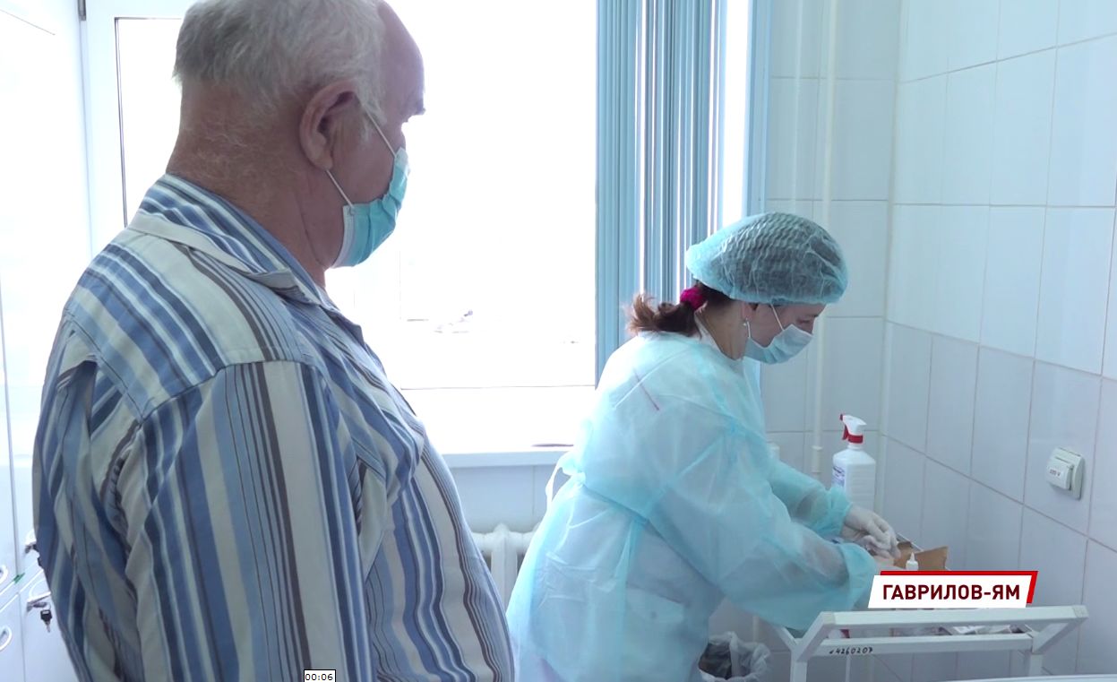 В Ярославской области мобильные бригады доставляют пожилых людей из сел на вакцинацию от COVID-19