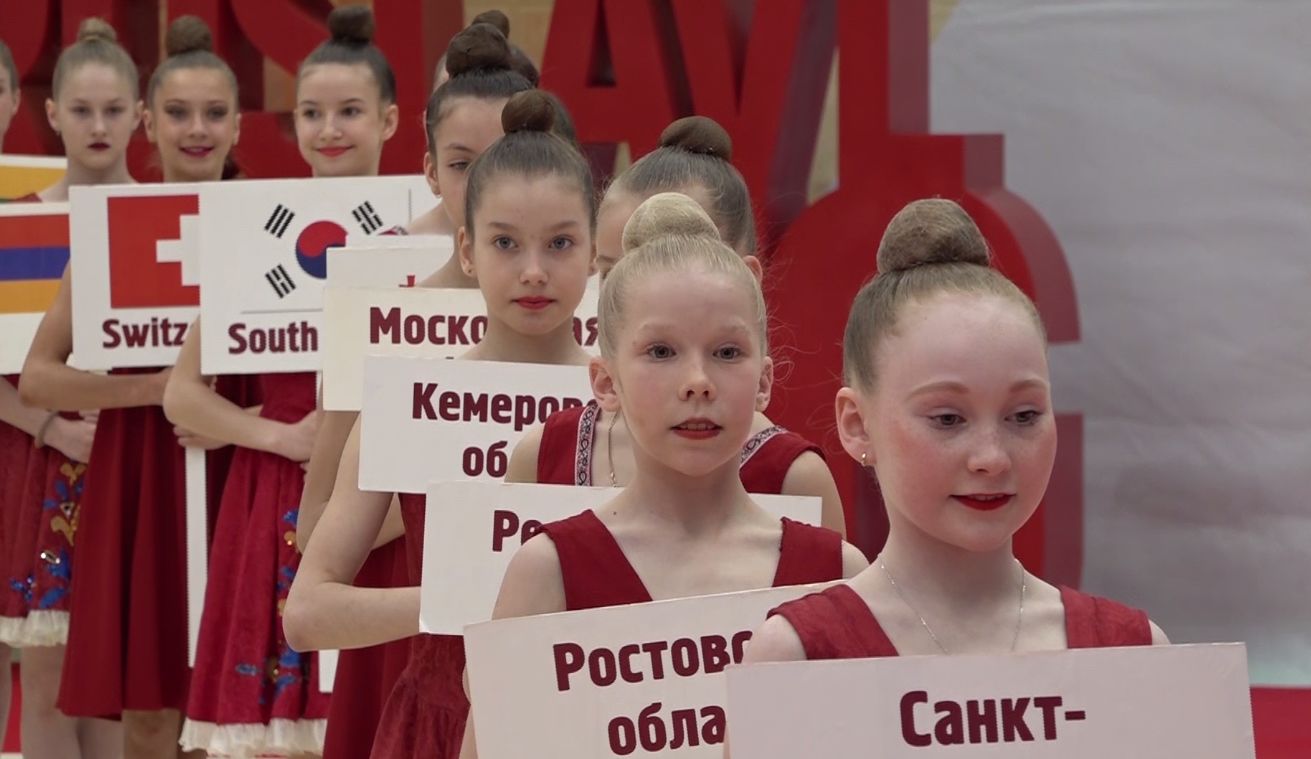 Спортсменки 15 стран принимают участие в соревнованиях по художественной гимнастике в Ярославле