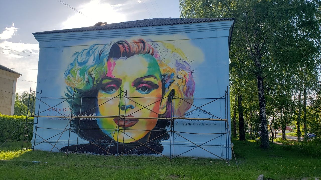 В Рыбинске к юбилею города на фасаде дома нарисовали огромный портрет Мэрилин Монро