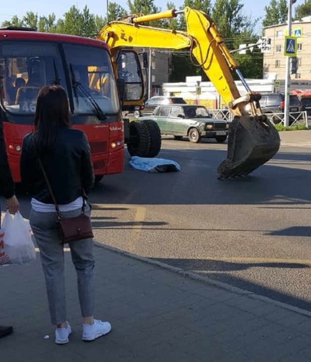 В Ярославле пешеход погиб под колесами экскаватора