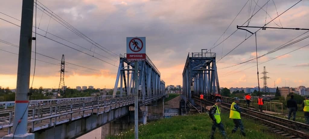 Девушка погибла на железнодорожном мосту в Ярославле, пытаясь сделать селфи