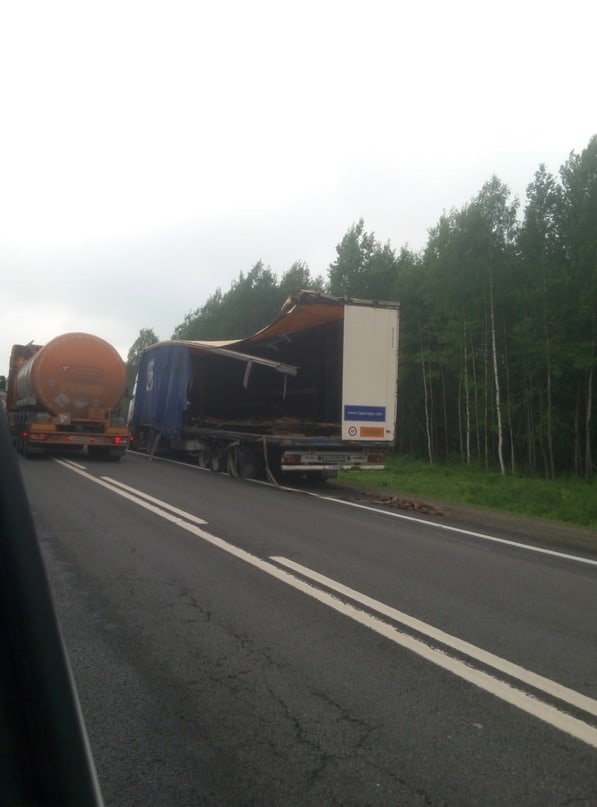 Три фуры столкнулись на трассе в Ярославской области: пострадал один из водителей