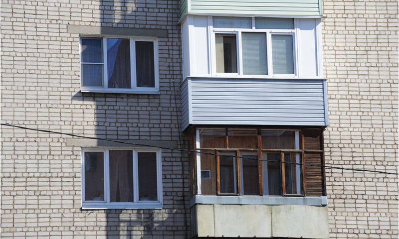 Трехлетний мальчик в Ярославле выпал из открытого окна