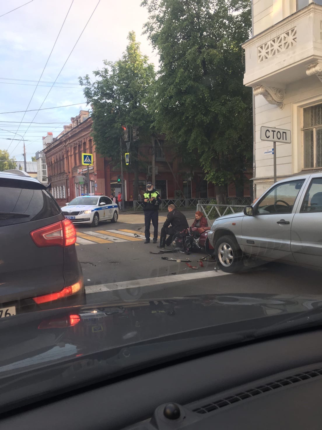 У здания областной полиции в Ярославле мотоциклист столкнулся с иномаркой
