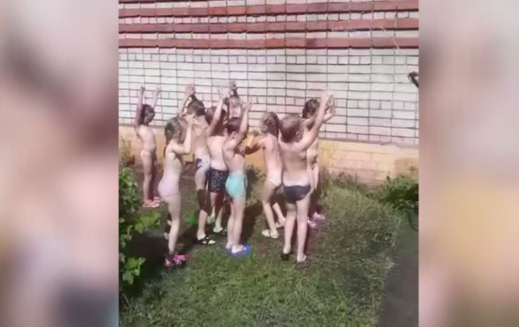 В лагерях и детских садах Ярославля для ребят в жару устраивают водные процедуры