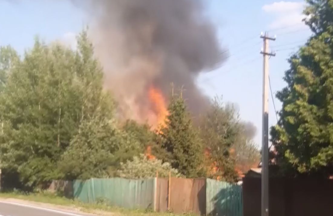 Столб черного дыма был виден издалека: в Ярославской области сгорело несколько домов