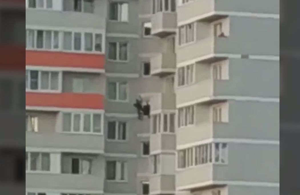 На многоэтажном доме в Ярославле заметили «человека-паука»