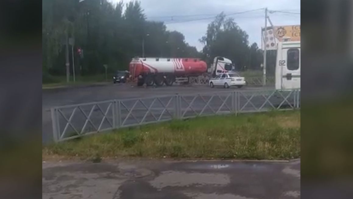 В Ярославской области бензовоз снес ограждение и вылетел с дороги