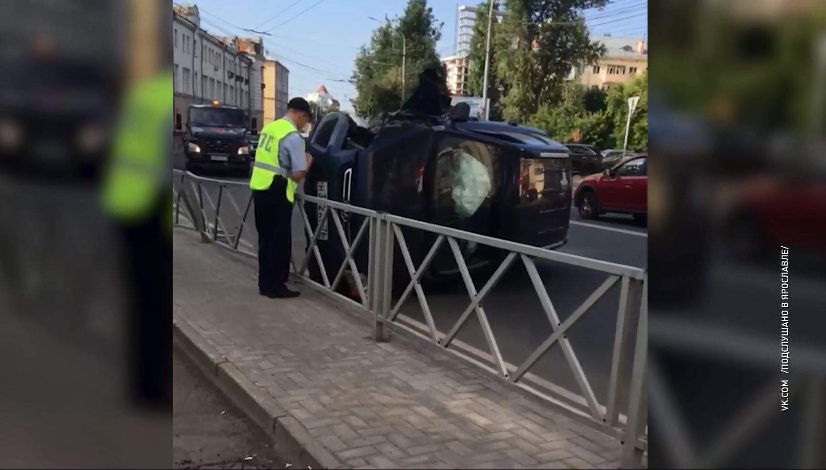 В Ярославле на Республиканском проезде утром внедорожник перевернулся и заблокировал целую полосу
