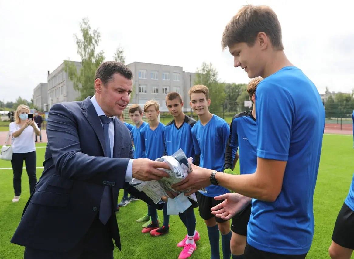 Губернатор Дмитрий Миронов подарил юным футболистам из Гаврилов-Яма комплекты формы и футбольные мячи
