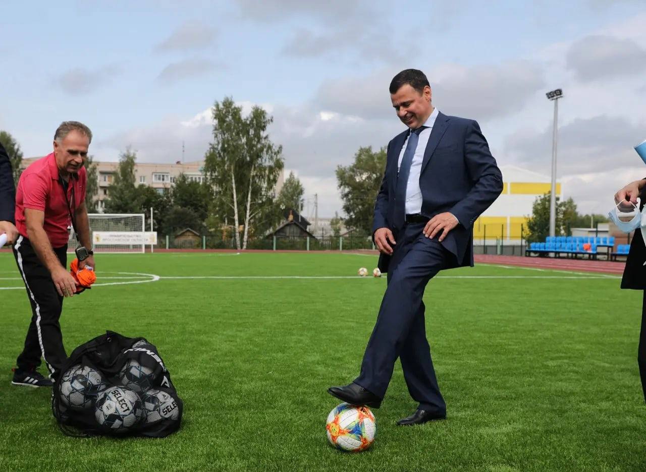 Губернатор Дмитрий Миронов подарил юным футболистам из Гаврилов-Яма комплекты формы и футбольные мячи